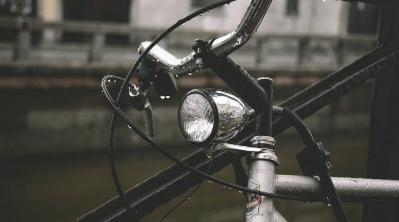 Фото: В дождь на велосипеде